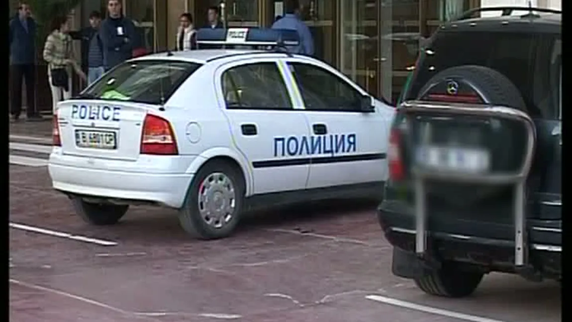 SCANDAL LA NIVEL ÎNALT ÎN BULGARIA: Ce fac trei poliţişti într-o maşină de intervenţie FOTO
