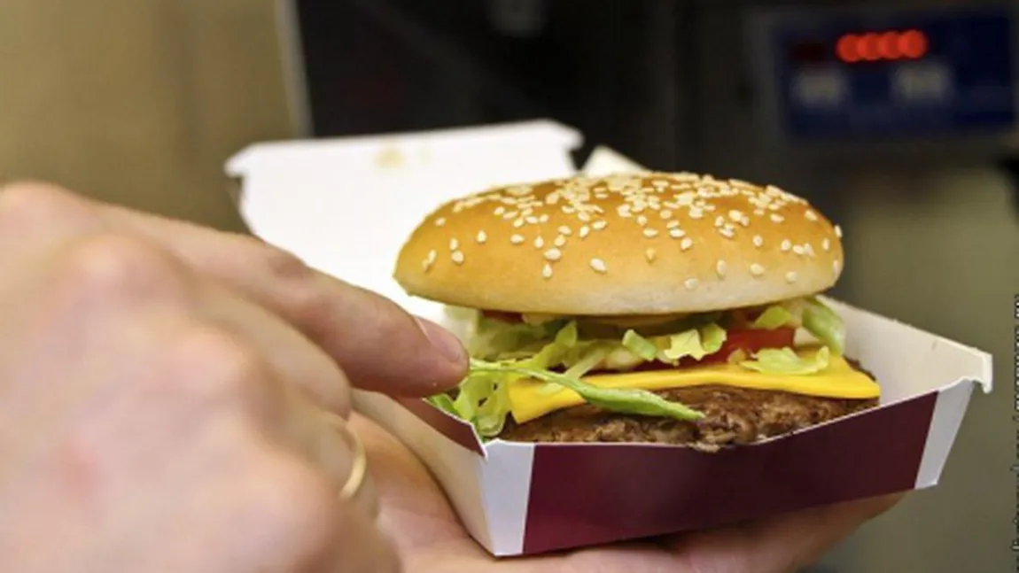 Cum sunt preparaţi hamburgerii de la McDonald's FOTO