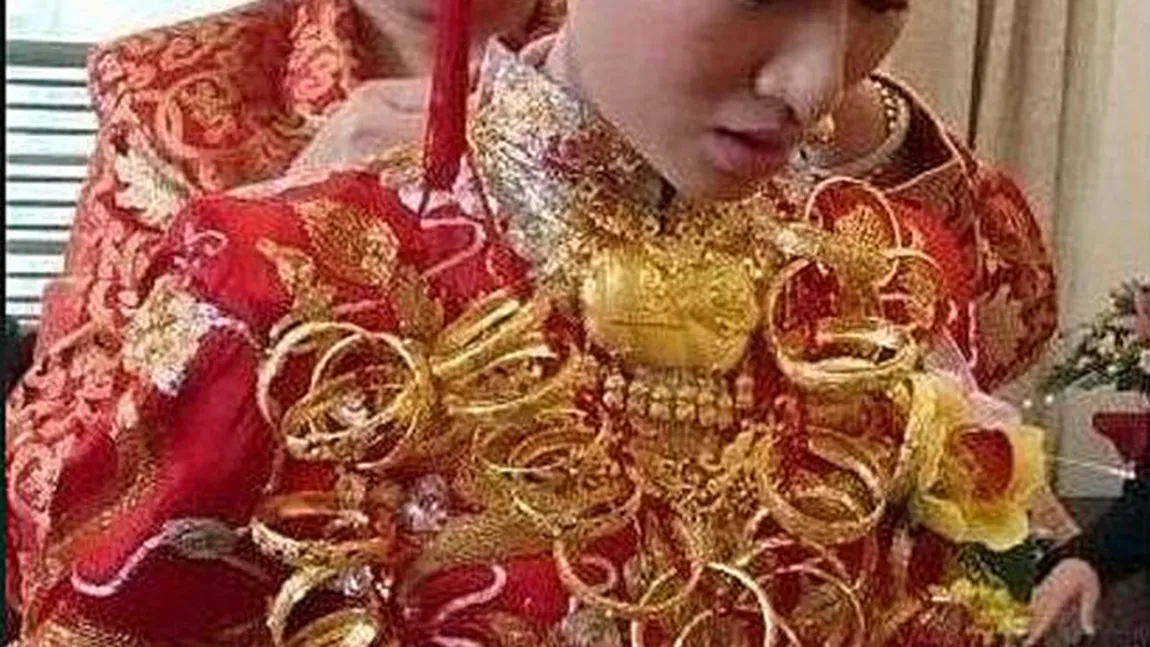 O mireasă din China a purtat bijuterii de aur masiv de 5 KILOGRAME la nuntă GALERIE FOTO