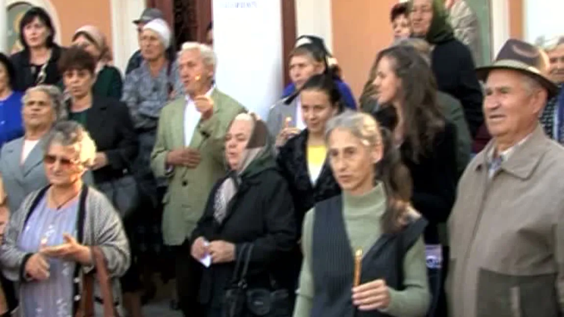 Peste 200 de persoane au protestat la o biserică din Huşi, nemulţumite de schimbarea preotului VIDEO
