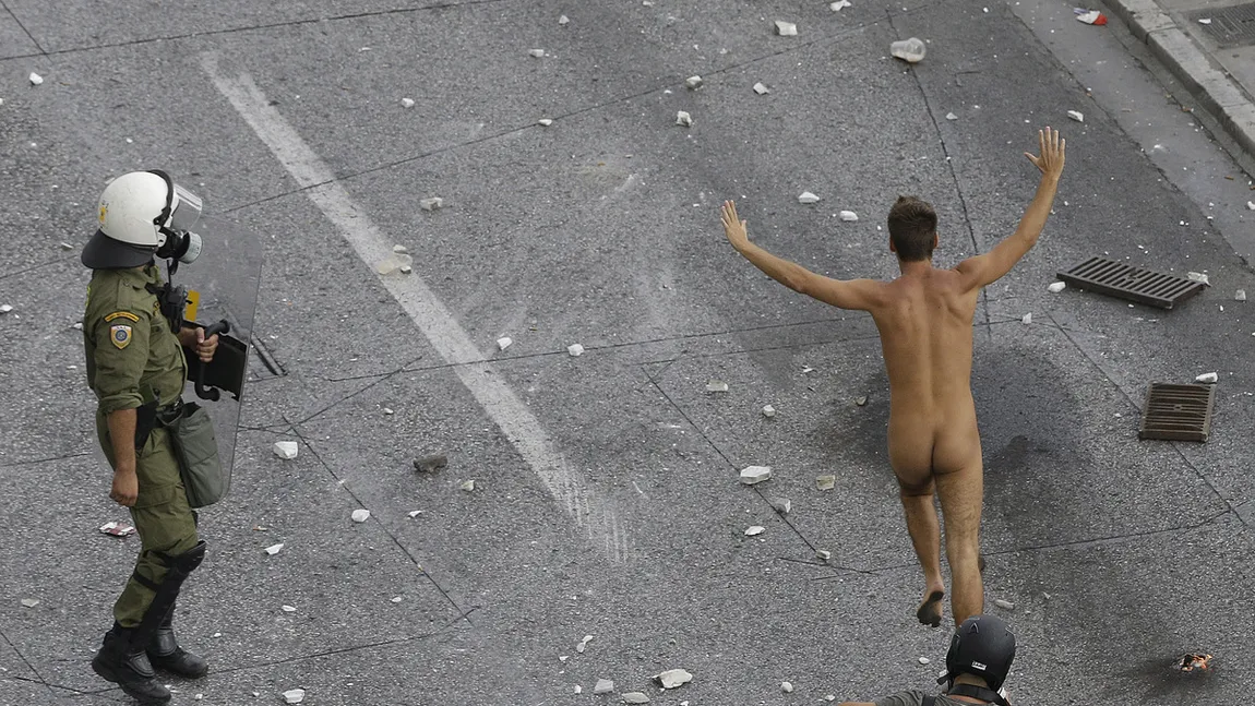 A ALERGAT GOL în mijlocul confruntărilor violente dintre poliţie şi demonstranţi în Atena VIDEO