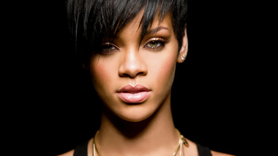 Rihanna o insultă pe fosta iubită a lui Chris Brown, Karrueche Tran