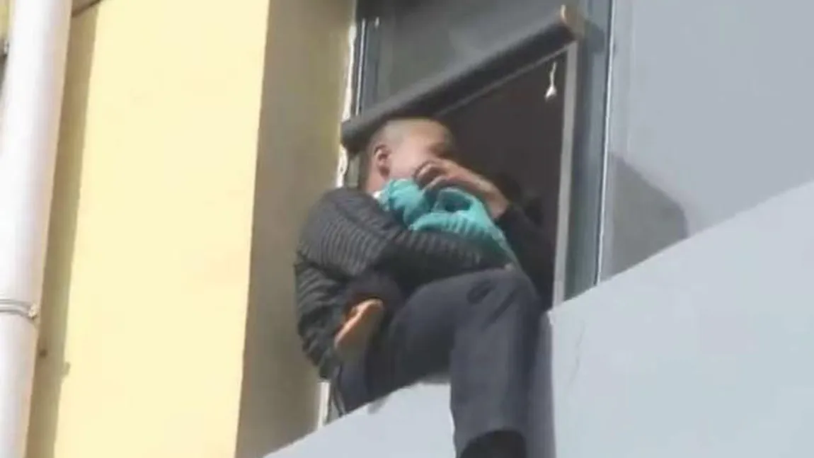 Salvare spectaculoasă: Un bărbat a vrut să se arunce de la etaj cu copilul de 2 ani în braţe VIDEO