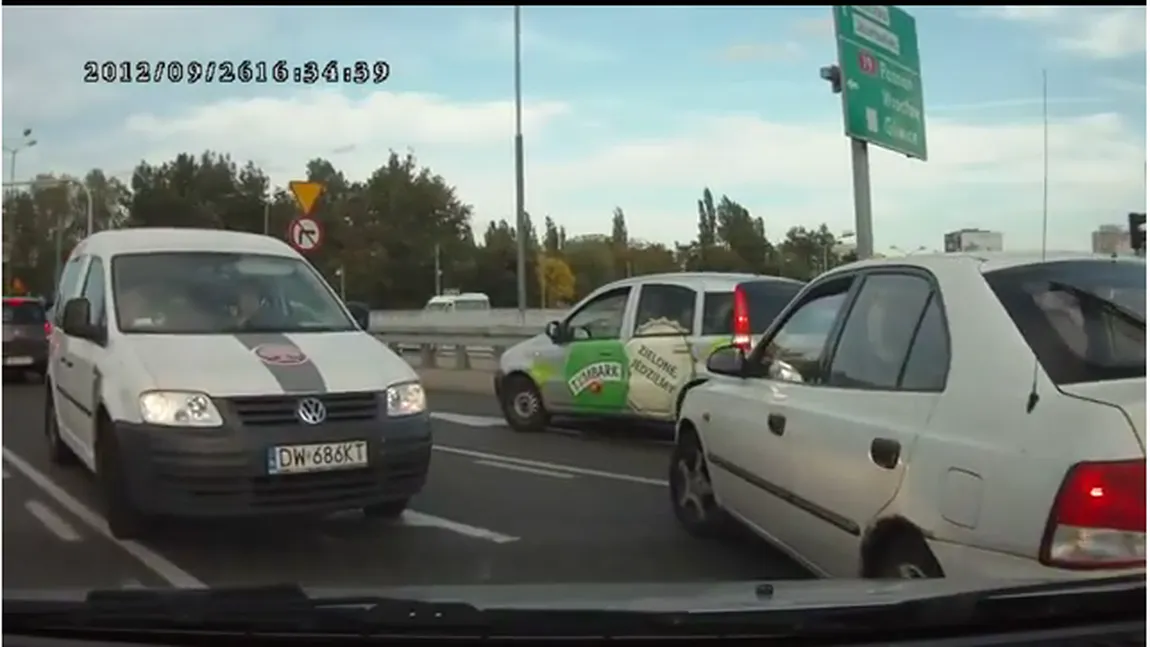 Şoferiţa pe care n-ai vrea s-o întâlneşti: A blocat o intersecţie după ce a mers pe contrasens VIDEO