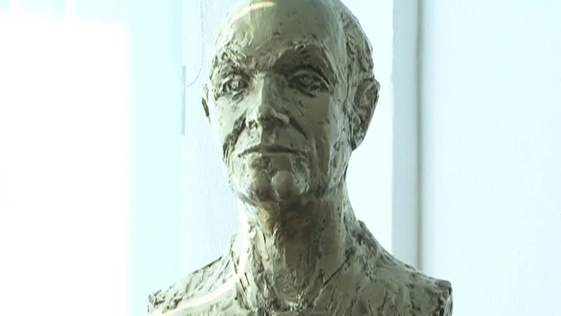 Decanul unei facultăţi din Focşani are STATUIE în holul instituţiei. Culai e mândru de bustul lui