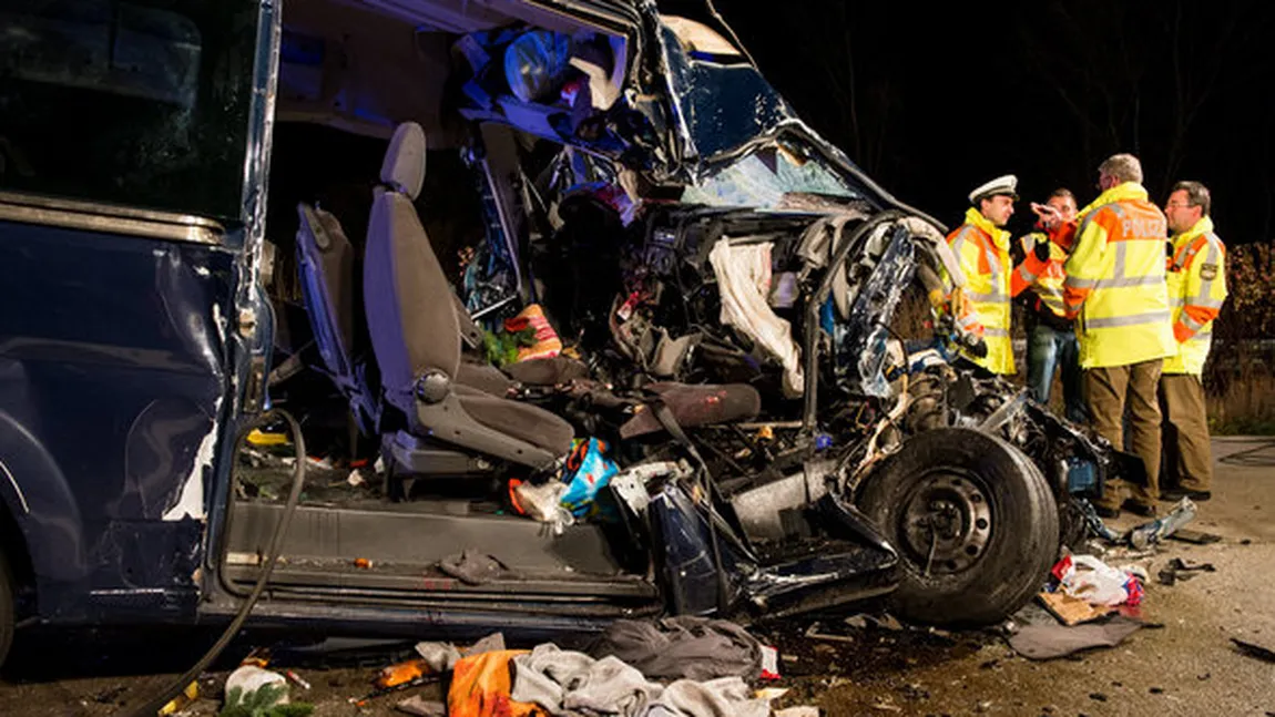 Trei români au murit într-un accident de microbuz, în Germania. Imagini de la locul tragediei
