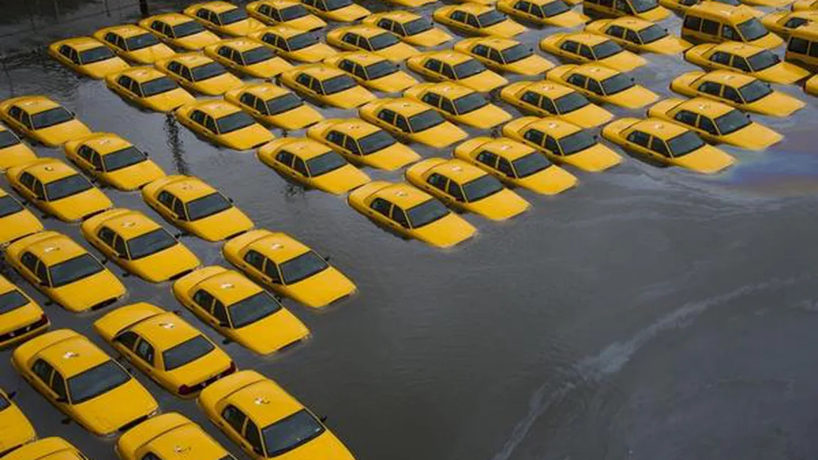 URAGANUL SANDY. Imagini CUTREMURĂTOARE din oraşul New York. Cel puţin 10 persoane au murit