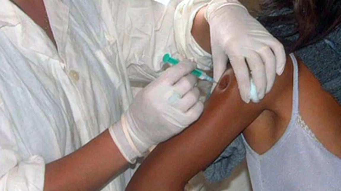 REVOLTĂTOR. Elevi duşi la spital după ce au fost vaccinaţi de femeia de serviciu VIDEO
