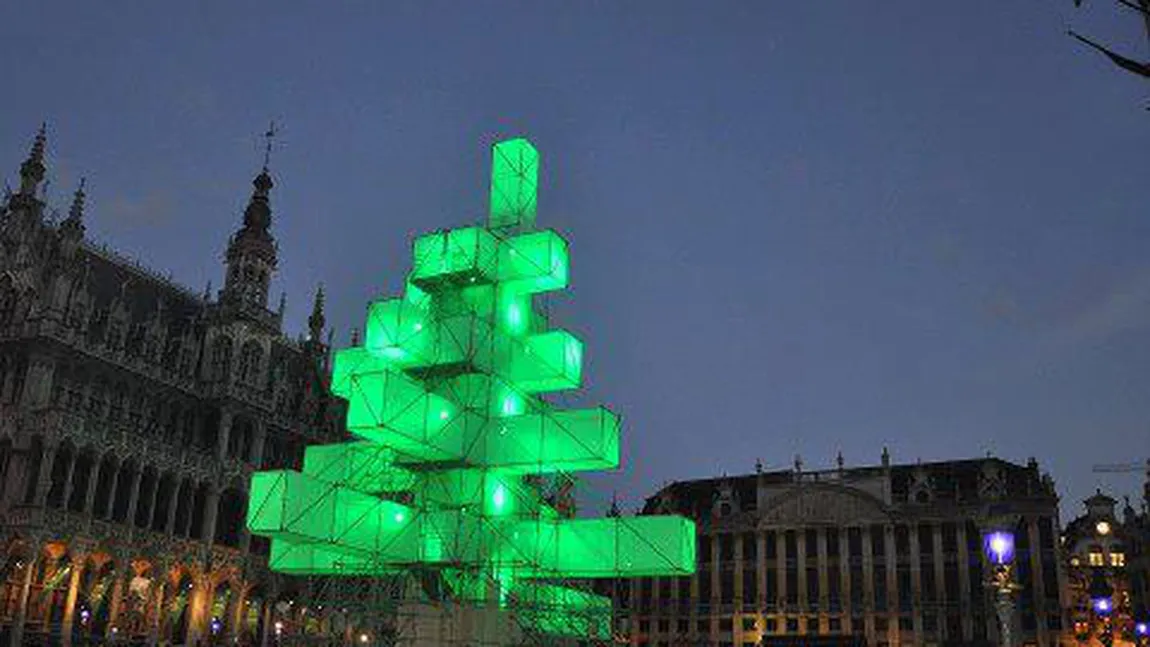 Un brad de Crăciun electronic, din metal, străluceşte în capitala Belgiei VIDEO