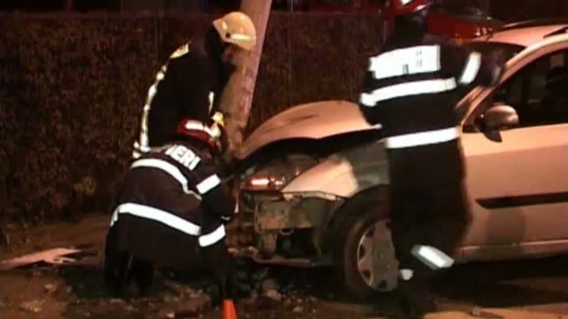 Accident spectaculos în Bistriţa. O tânără a intrat cu maşina într-un stâlp din cauza vitezei VIDEO