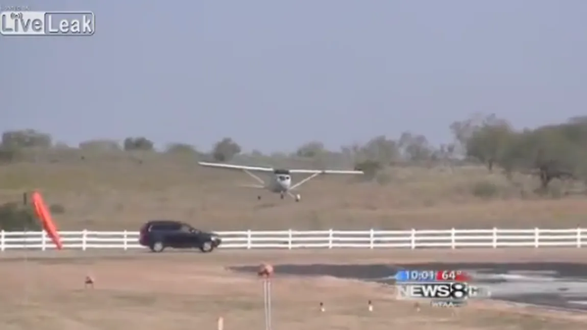Accident INCREDIBIL: Un avion se prăbuşeşte peste o maşină în mişcare VIDEO