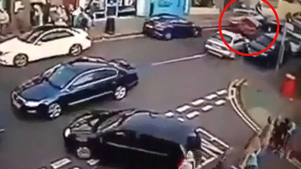 MOMENTUL TERIFIANT în care o femeie este strivită de trei maşini VIDEO