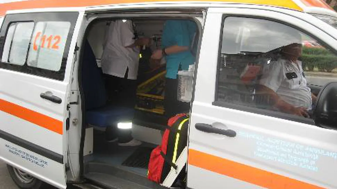 O ambulanţă din Galaţi a fost distrusă de un pacient beat VIDEO