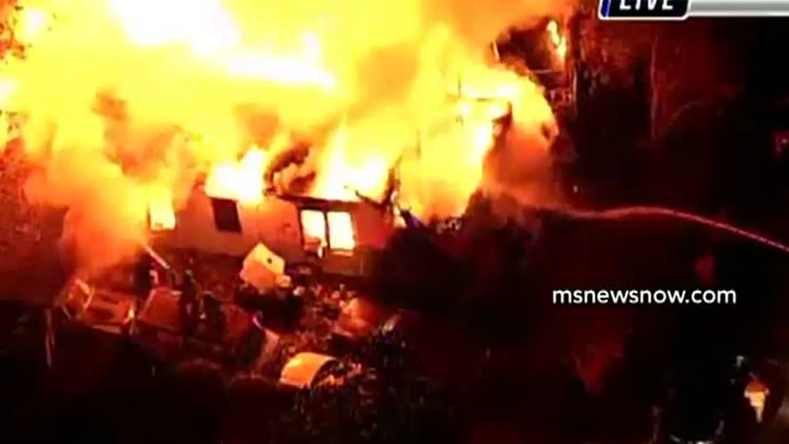 Avion prăbuşit peste o casă în SUA: 3 persoane au murit VIDEO