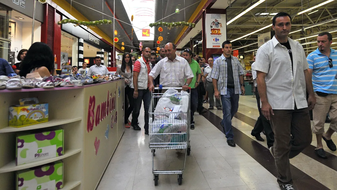 Băsescu a ieşit la cumpărături într-un centru comercial din Bucureşti