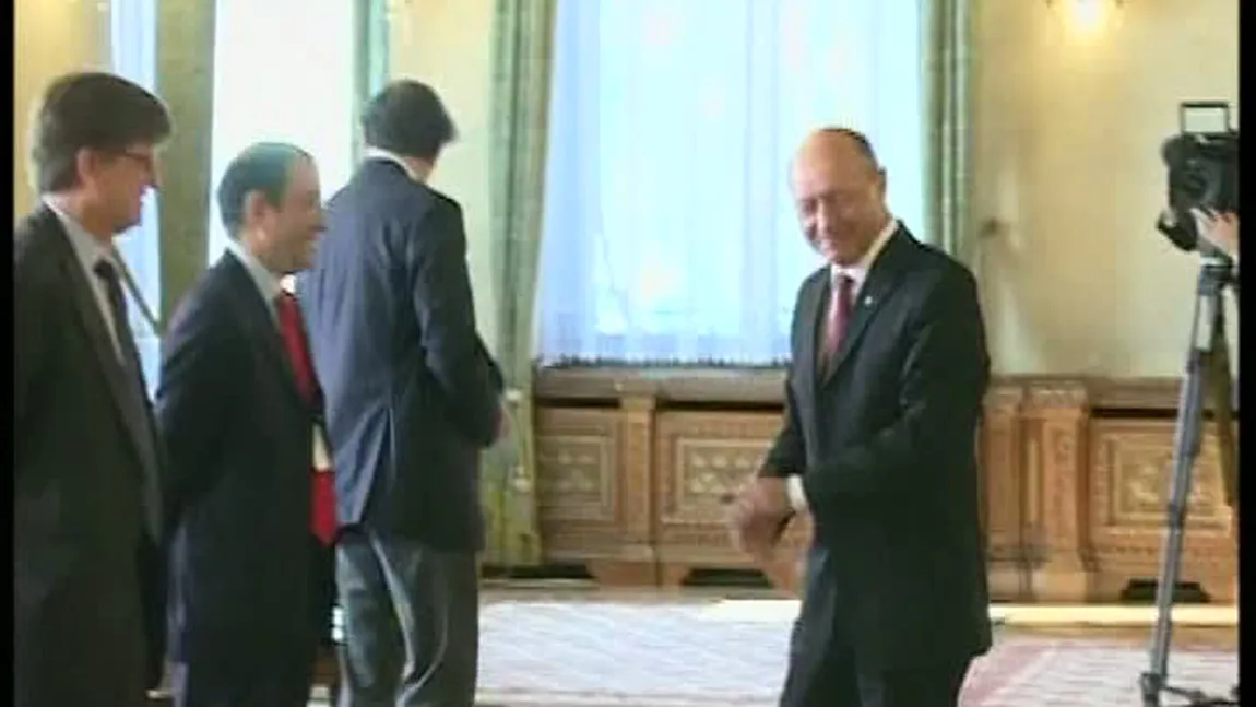 Glume la întâlnirea cu FMI. Băsescu: Când aţi venit în vară, eu eram în vacanţă, într-un garaj VIDEO