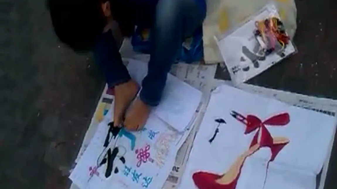 O adolescentă fără mâini din China face broderii incredibile cu picioarele VIDEO