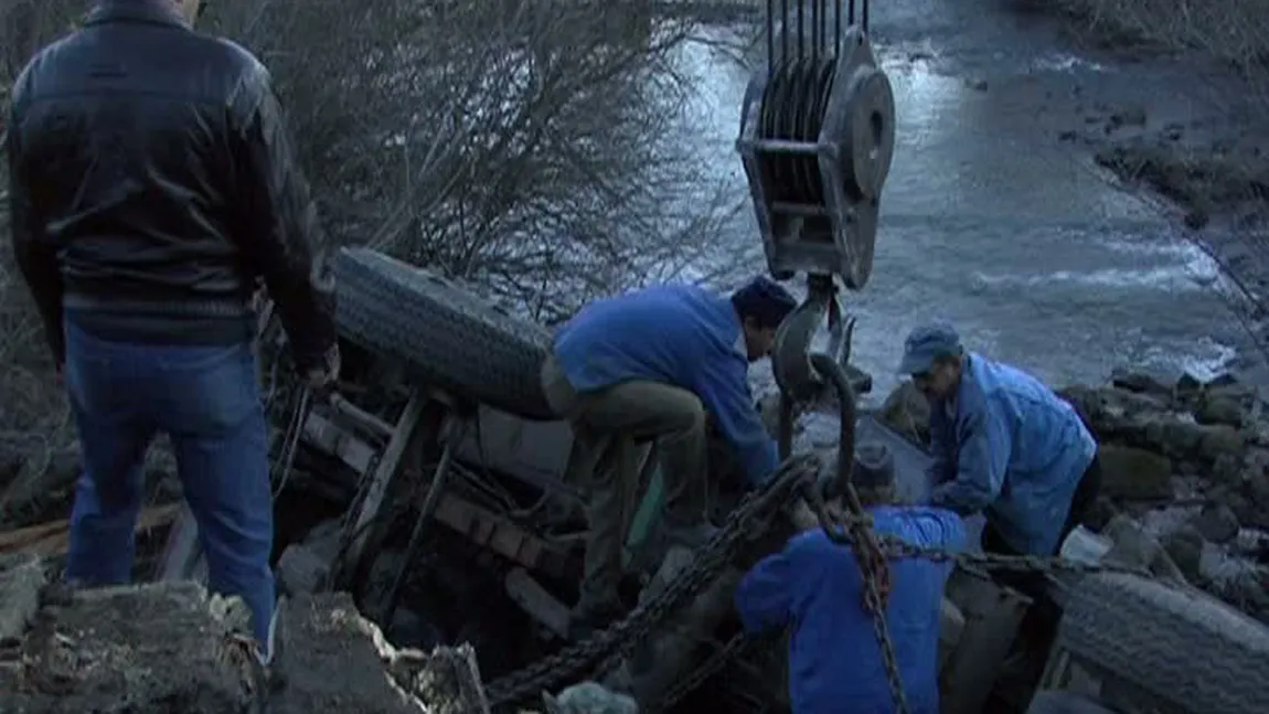 Un camion a căzut în albia râului Olt, după ce un pod s-a prăbuşit VIDEO