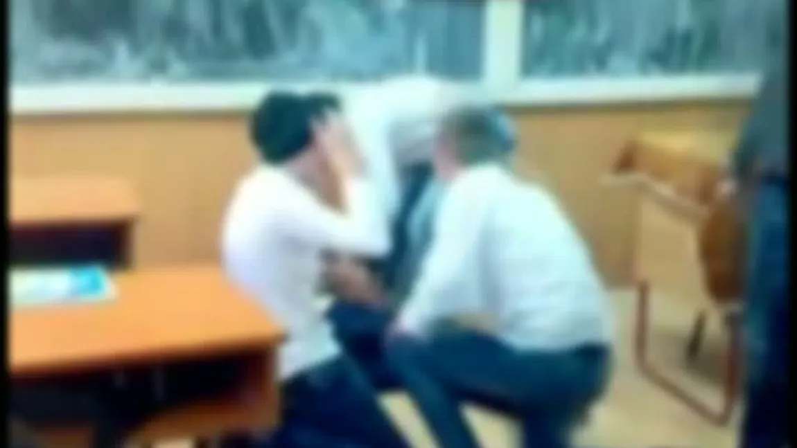 Joc periculos într-un liceu din România. O elevă a picat în cap VIDEO