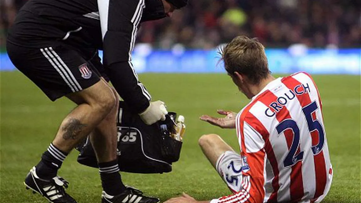 Accidentare gravă în Premier League. Medicul i-a ţinut în palmă dinţii lui Crouch FOTO