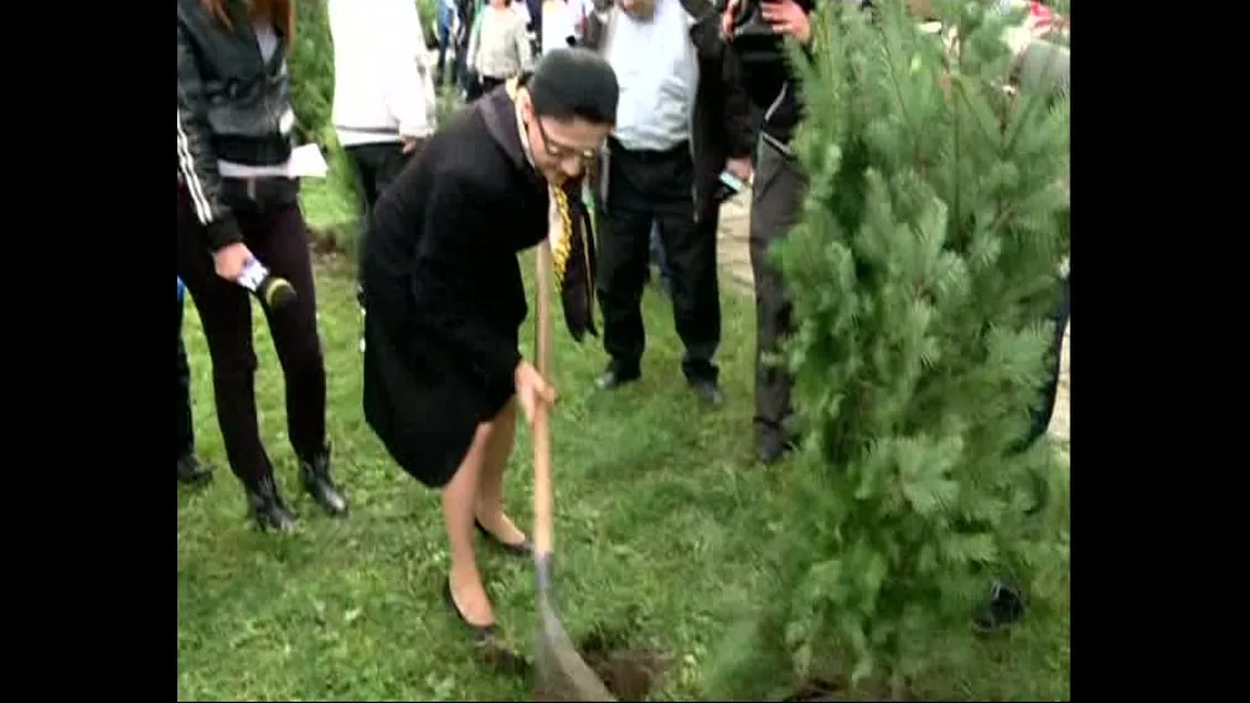 Oficialităţi la lopată. Ecaterina Andronescu, Rovana Plumb şi Sorin Oprescu au plantat copaci VIDEO