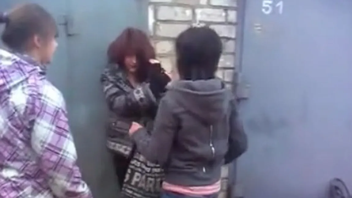 CRUZIME FĂRĂ LIMITE. O elevă este bătută cu BESTIALITATE de trei fete VIDEO