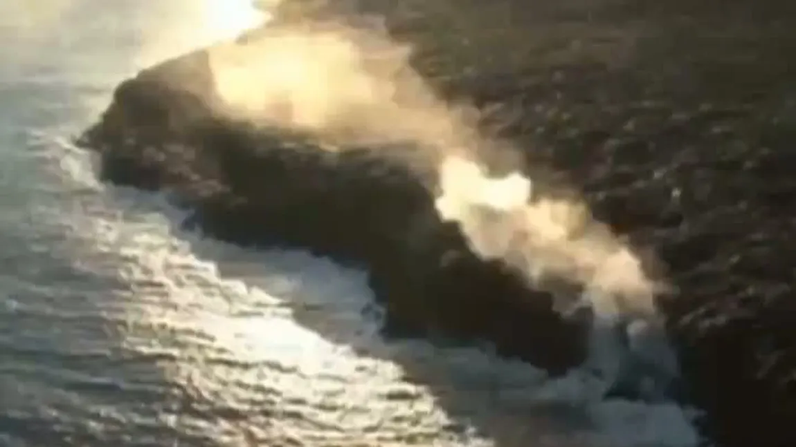 Erupţie spectaculoasă a unui vulcan din Hawaii: Lava se scurge în apele Pacificului VIDEO