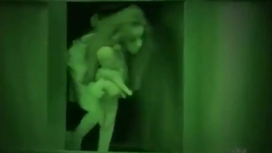 Cea mai tare farsă din toate timpurile? FANTOMA unei fetiţe îngrozeşte oamenii în lift VIDEO