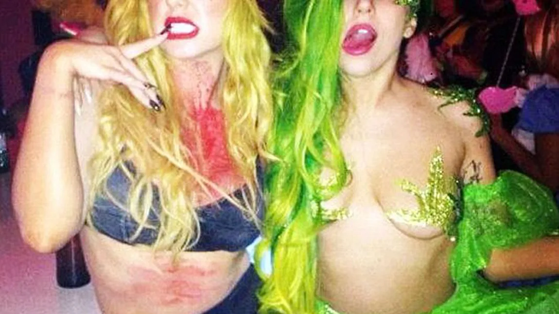 Lady Gaga, cu sânii pe afară de Halloween. S-a costumat într-o plantă de marijuana FOTO