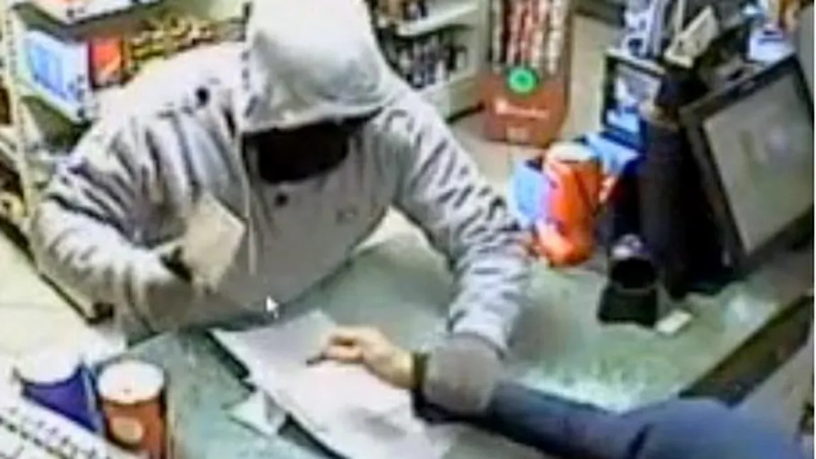 Un hoţ înarmat cu un satâr ameninţă că taie mâna vânzătoarei VIDEO