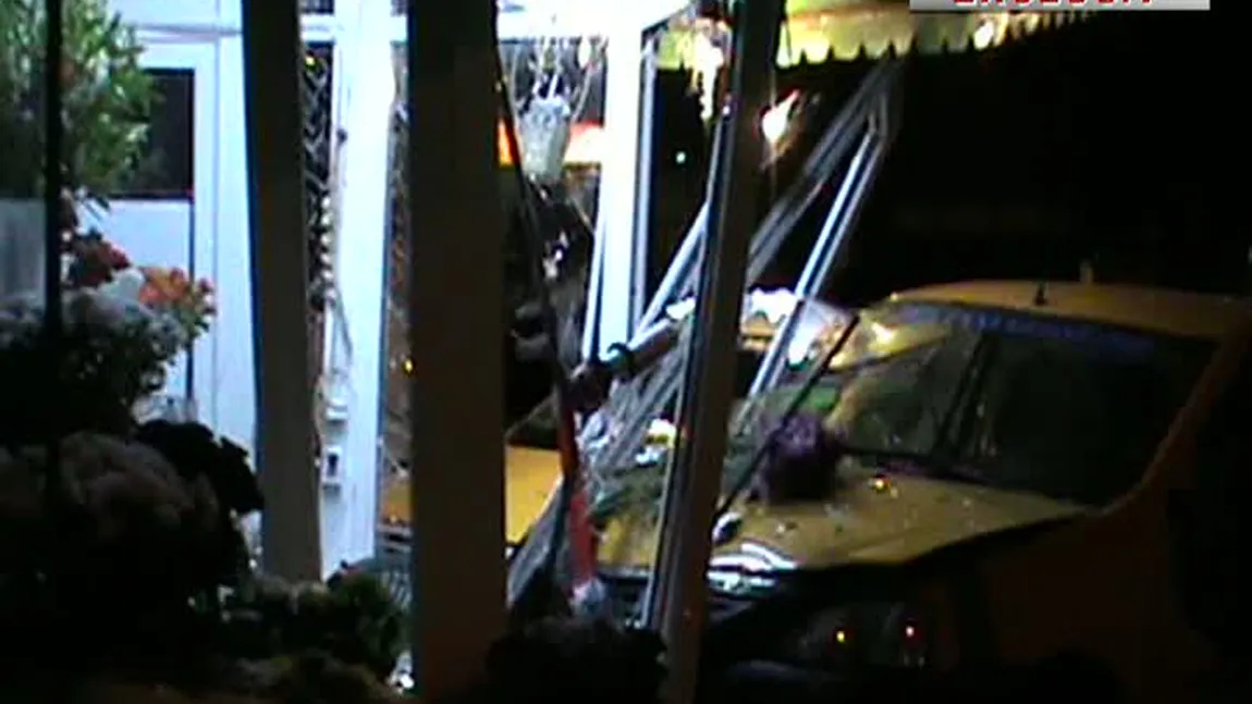Patru maşini s-au ciocnit din cauza unui taximetrist, iar două au intrat în florărie VIDEO