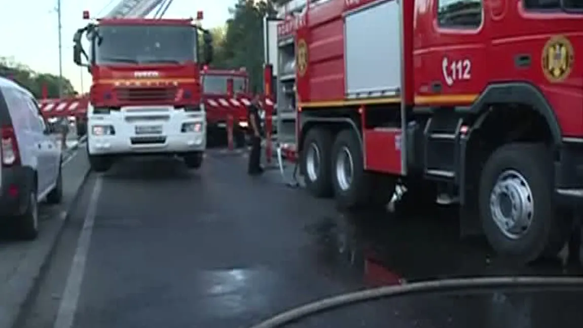 Incendiu puternic într-un bloc din Orşova. Locatarii au fost evacuaţi, printre care şi cinci copii