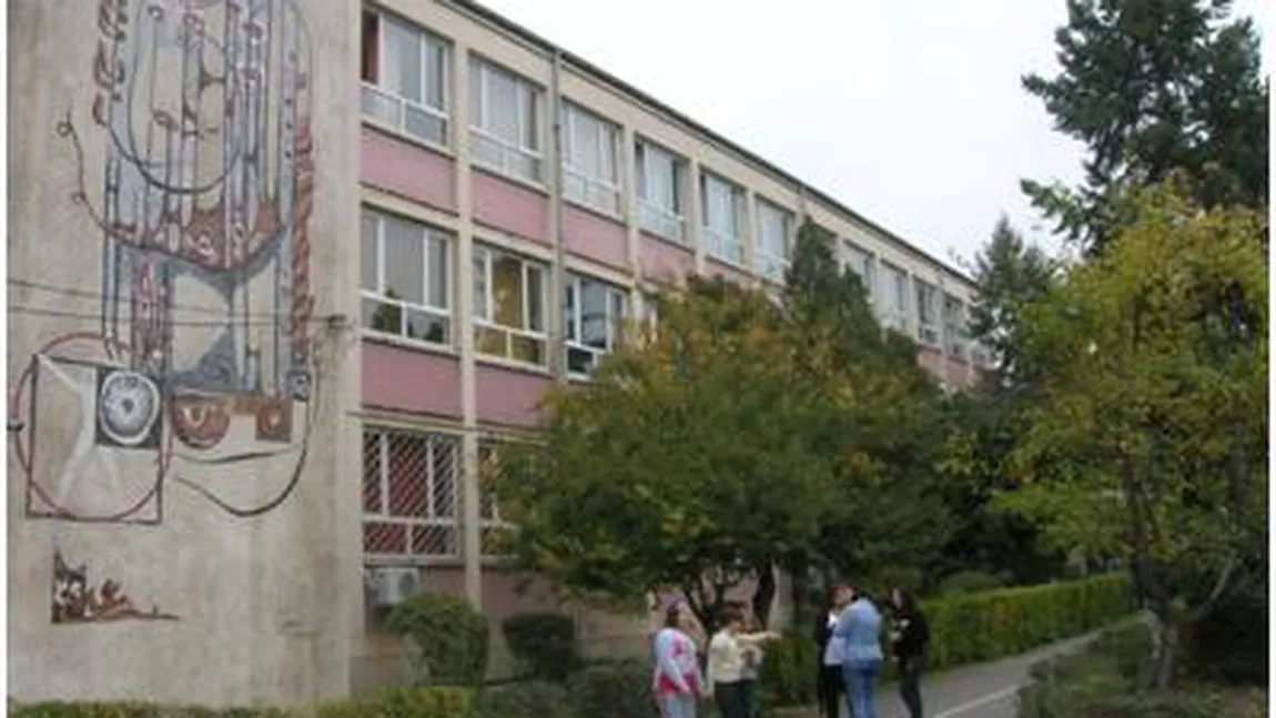 Elevii Liceului de Artă din Craiova au ieşit în stradă pentru o cauză inedită