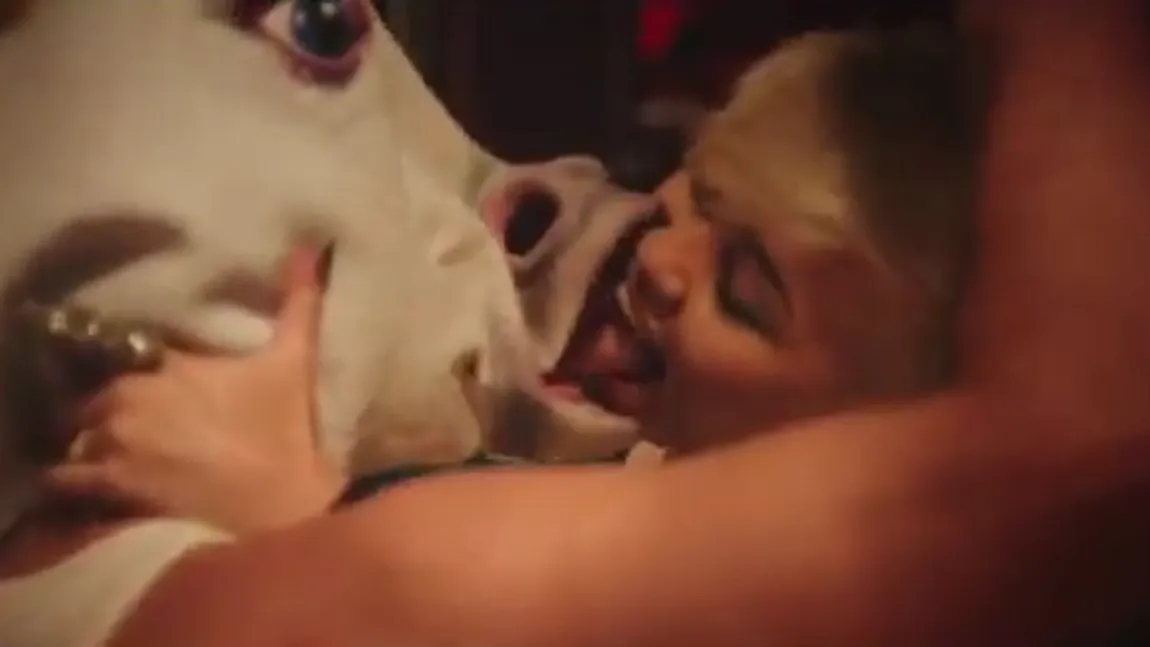 Miley Cyrus se sărută pasional cu un... unicorn VIDEO