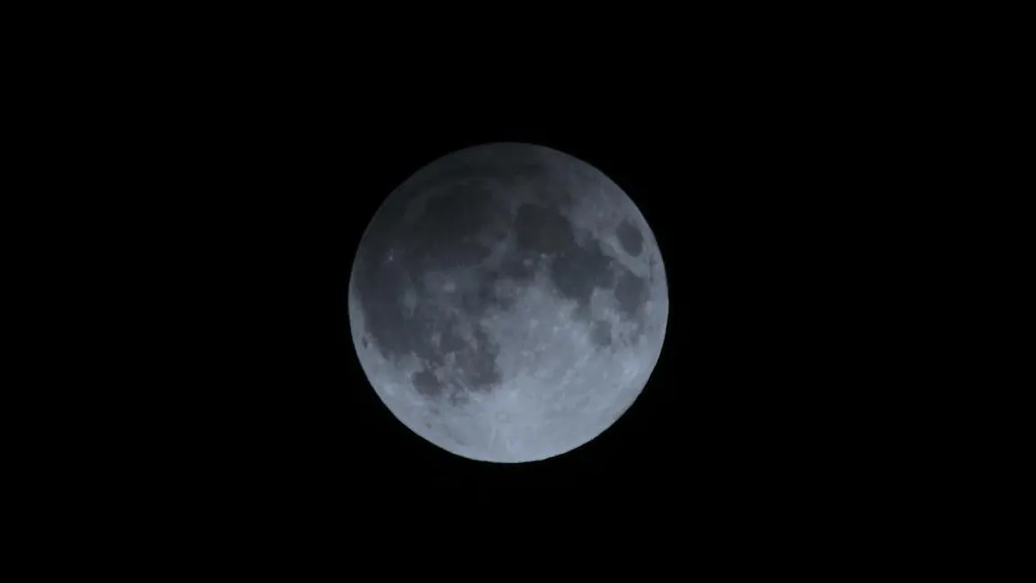 O eclipsă parţială de Lună, vizibilă din România, a avut loc miercuri seară PRIMELE IMAGINI