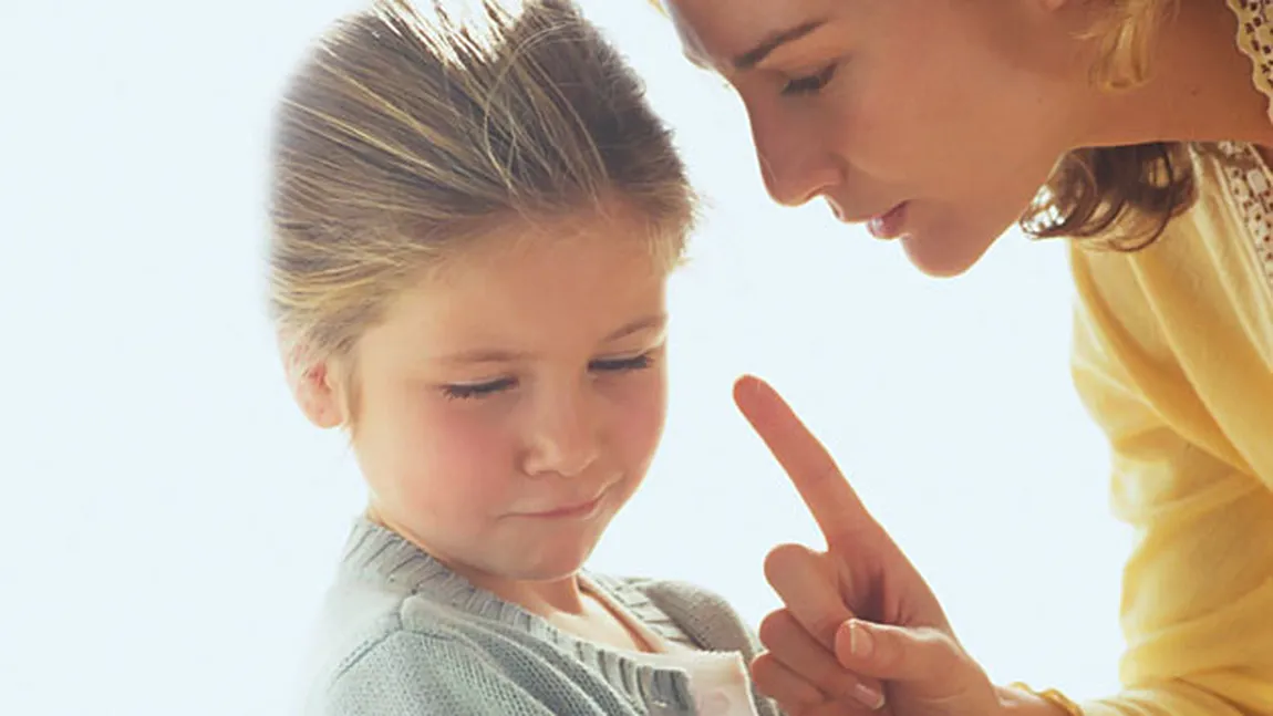 Cum să disciplinezi copilul fără să îl baţi