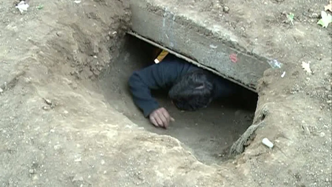 Oameni ai străzii acuză poliţia locală că i-a îngropat de vii în zona Gării de Nord VIDEO