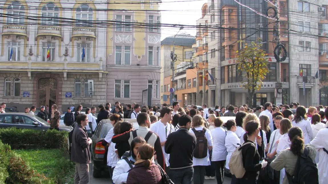 Scandal la UMF Cluj. Studenţii se plâng că universitatea a încălcat contractele semnate la cazare