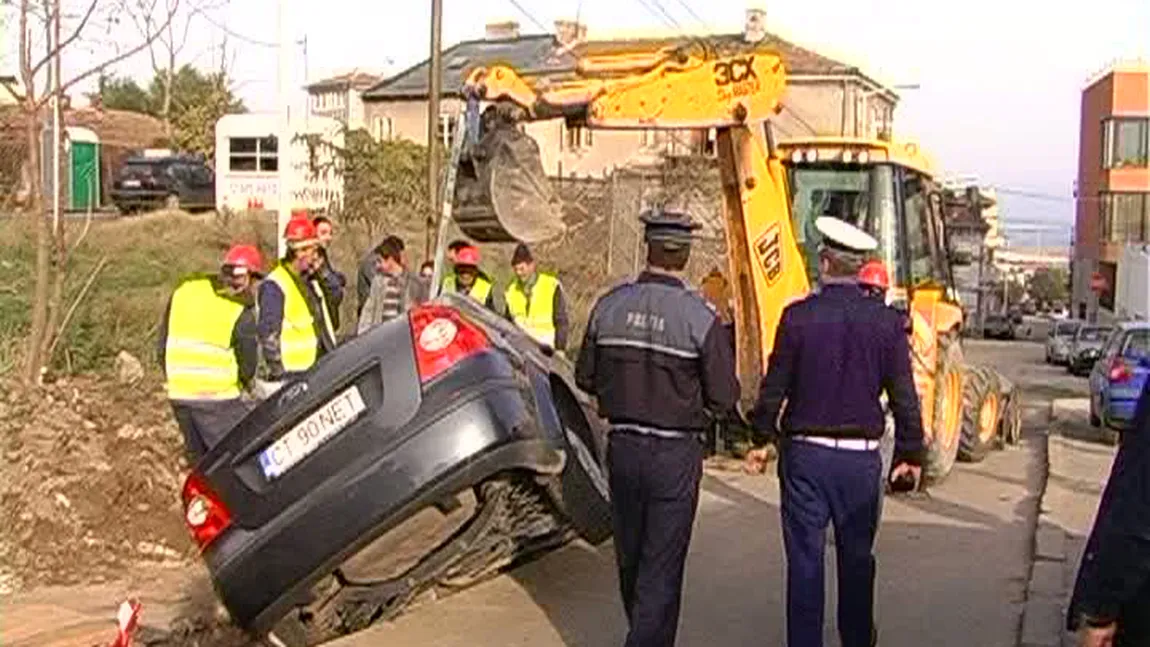 A virat până în şanţ. O şoferiţă din Constanţa a căzut cu maşina în groapă VIDEO