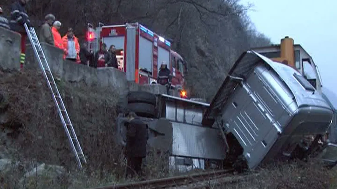 Trafic feroviar blocat pe Valea Oltului. Un tren a lovit un TIR bulgăresc VIDEO