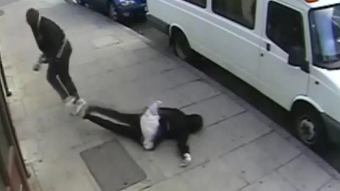 Scene şocante în plină stradă. O tânără de 16 ani este lovită BRUTAL de un necunoscut VIDEO