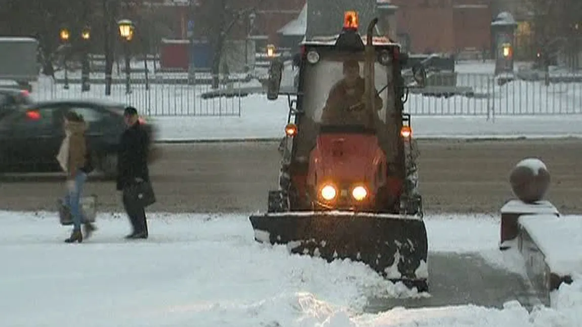 Prima zăpadă din Moscova a blocat traficul rutier şi a suspendat zeci de zboruri