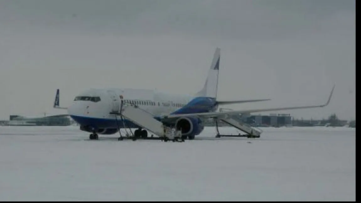 Aeroportul Otopeni este sub nămeţi. Avionele au întârziere de aproximativ o oră