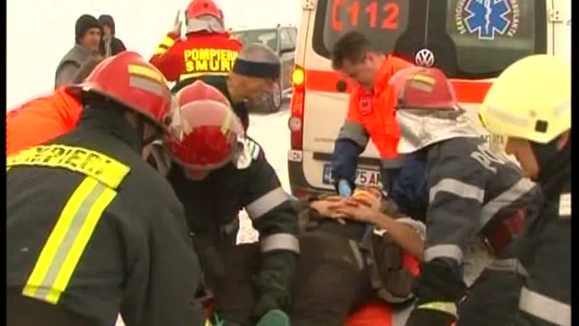 Zăpada face victime. Şase oameni au fost răniţi într-un grav accident de circulaţie în Braşov VIDEO