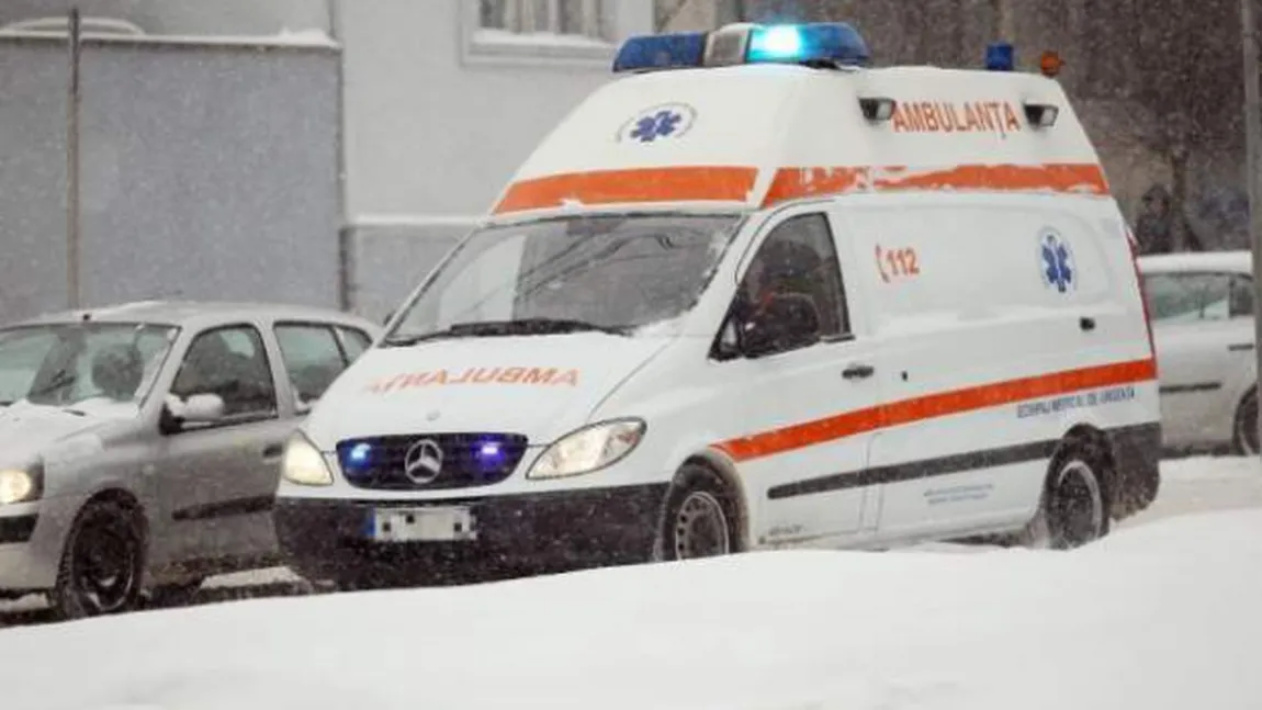 Ambulanţe din Timiş, blocate în zăpadă în timp ce încercau să ajungă la două gravide