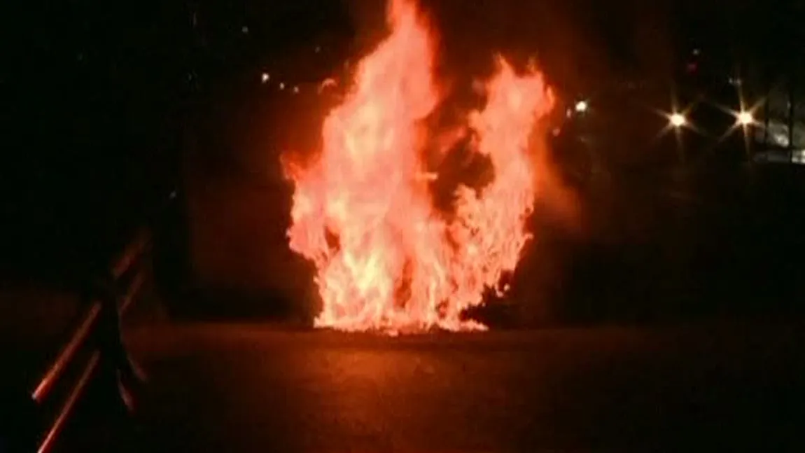 ŞOCANT: O maşină a luat foc în plină stradă, sub ochii îngroziţi ai trecătorilor VIDEO
