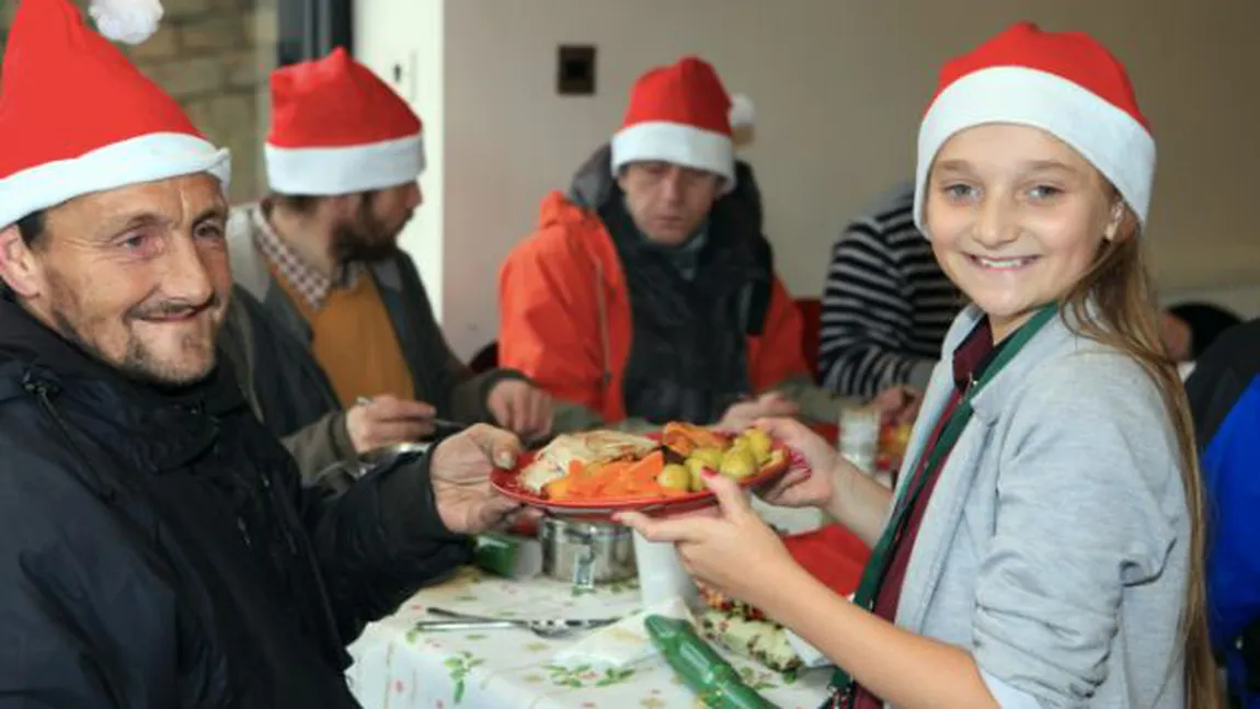 O fetiţă de 10 ani şi-a petrecut Crăciunul servind mâncare oamenilor străzii FOTO