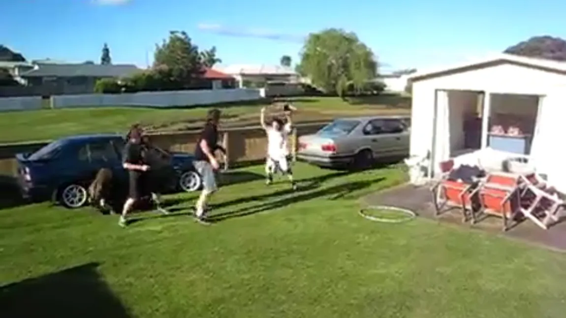 Distracţie în curtea casei: Cum reuşesc patru tineri să treacă printr-un cerc VIDEO FUNNY