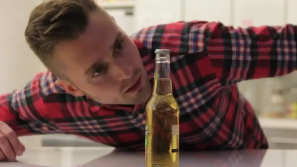 Experiment amuzant: Cum să desfaci o sticlă de bere fără să-ţi foloseşti mâinile VIDEO