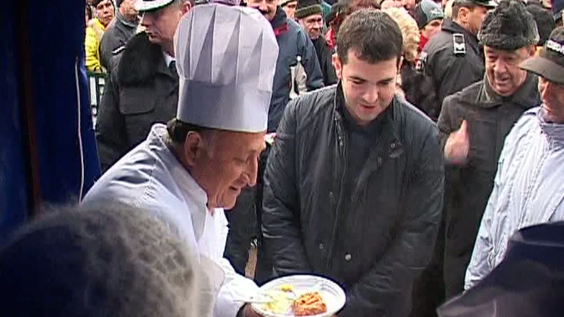 Ministrul Agriculturii, Daniel Constantin, a stat la coadă la sarmale VIDEO